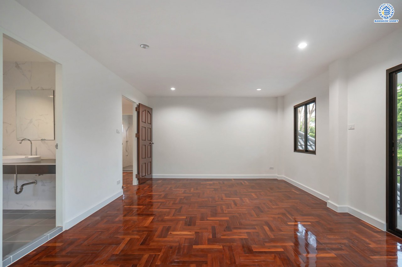 บ้านมือสองตกแต่งใหม่ โครงการ กฤษดานคร18 พุทธมณฑลสาย3 เนื้อที่ 80 ตร.ว. บนพื้นที่ใช้สอยมากถึง 272.57 ตร.ม. อีกระดับของฟังก์ชัน 4 ห้องนอน 3 ห้องน้ำ จอดรถได้ 2 คัน บรรยากาศสุด Private บนทำเลศักยภาพเชื่อมต่อหลายเส้นทาง ใกล้เซ็นทรัลปิ่นเกล้า ม.มหิดล และทางด่วน "ศรีรัช"